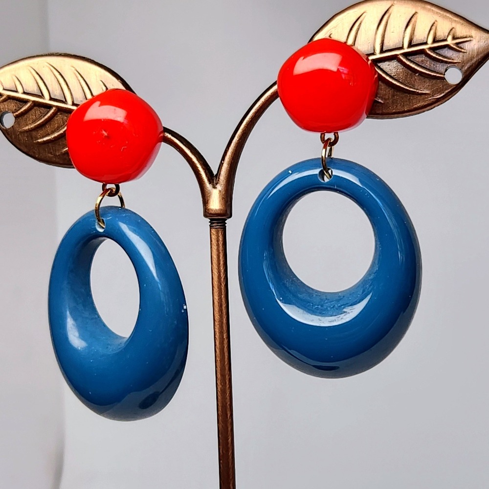 Vintage Style Red and Blue Geometric Resin Drop Hoop Earrings 80s Mod Pop Art 2"